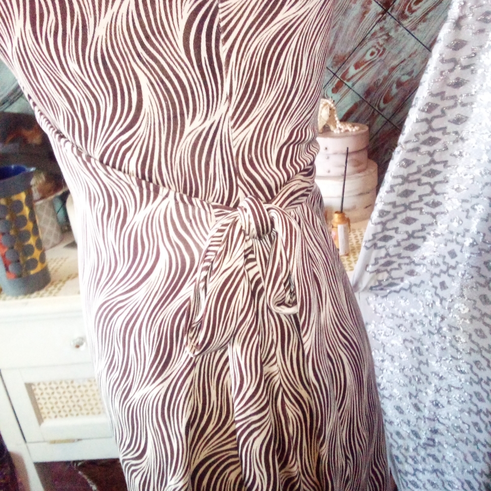 D vonFerstenberg 100% Silk Wrap Around Dress - Picture 6 of 6